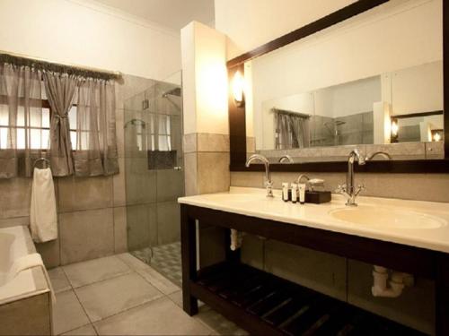 Kirkwood克奈霍夫宾馆的一间带水槽、镜子和淋浴的浴室