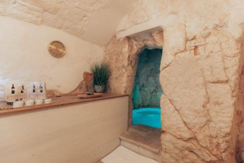 奥斯图尼Grotta Carlotta的石墙洞内的房间