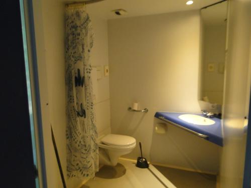 圣布里厄Auberge de Jeunesse HI Saint-Brieuc的一间带卫生间、水槽和镜子的浴室