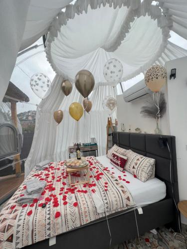 萨拉热窝Cupola glamping dome Sarajevo的一间卧室的天花板上配有一张气球床。