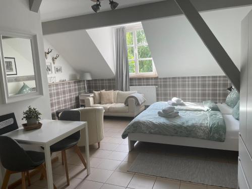 明斯特Weberhof Apartment 2的一间卧室设有一张床和一间客厅。