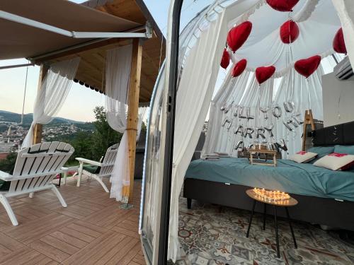 萨拉热窝Cupola glamping dome Sarajevo的一间卧室,配有一张红色的床