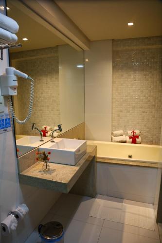 费拉迪圣安娜艾特莫斯费拉酒店的一间带水槽和镜子的浴室
