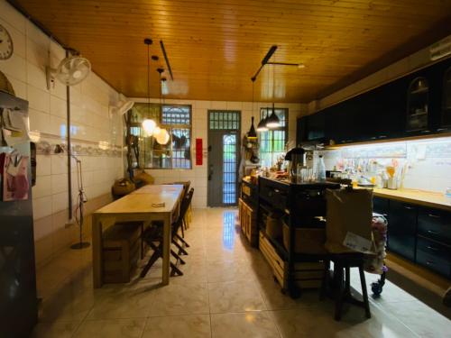 鹿野鹿野结米家的一间带桌子的厨房和一间餐厅