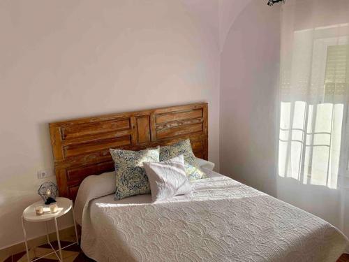 La Casa Rural de María Jesús的一间卧室配有一张带木制床头板和枕头的床。