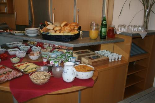 讷博斯多夫施罗斯布里克膳食公寓的厨房配有餐桌和食物