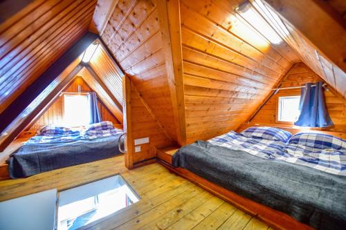 孙登Nordic Ferienpark Sorpesee的小木屋内一间卧室,配有两张床