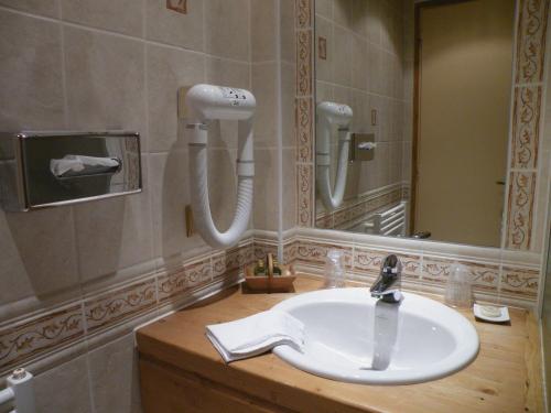 克雷斯特沃朗德斯内格斯乐卡普里切酒店的一间带水槽和镜子的浴室