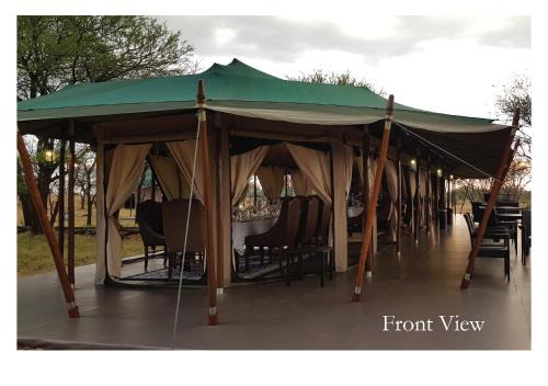 NyanunguOLE SERAI LUXURY CAMP - KOGATENDE的一组帐篷,里面配有椅子