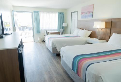 柏斯海滩艾德米拉巴尔缇莫尔酒店的酒店客房设有两张床和一个阳台。
