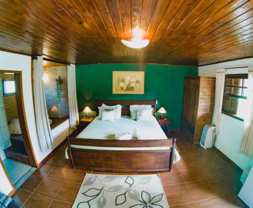 维奥康德马奥Pousada do Sonho的一间卧室设有一张木天花板床。