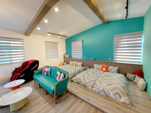 宜兰市宜蘭五結羅東 田中268的客房设有两张床、一张沙发和一张桌子。