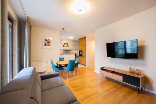 华沙Sokratesa Estate Ideal Apartment的带沙发、电视和桌子的客厅