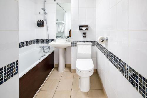 格拉斯哥格拉斯哥美居酒店的一间带卫生间和水槽的浴室