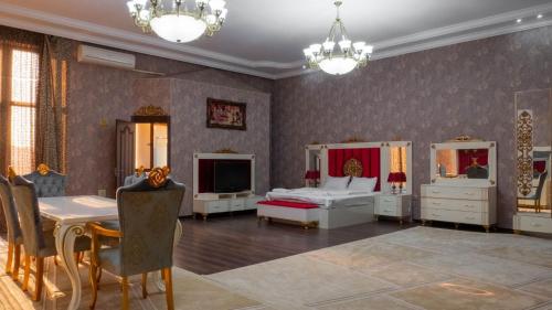 巴库Baku Entire Villa的一间卧室配有两张床、一张桌子和一台电视。