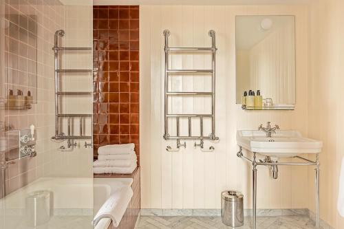 马盖特Fort Road Hotel的浴室配有盥洗盆、卫生间和浴缸。