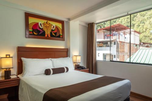 马丘比丘Hotel Ferré Boulevard的一间卧室设有一张床和一个大窗户