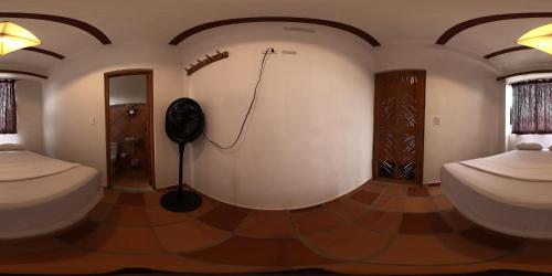 帕洛米诺Donama River的客房设有两张床和风扇。