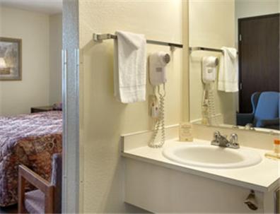 Wye米苏拉机场戴斯酒店的一间带水槽和镜子的浴室