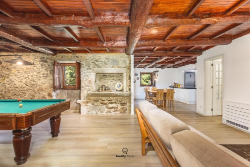 卡米尼亚Casa do Monte Locally Yours的一间带台球桌的客厅和一间厨房