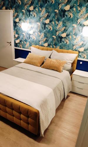纽伦堡VogelsNest的一间卧室配有一张带花卉壁纸的大床