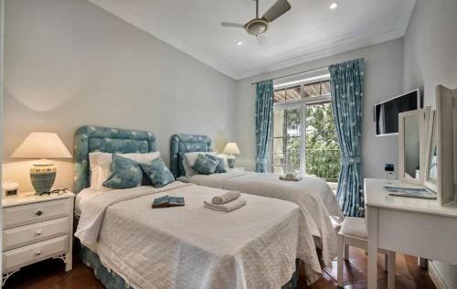 法鲁Beautiful 2-Bed Apartment golf pool beach的一间卧室设有两张床和窗户。