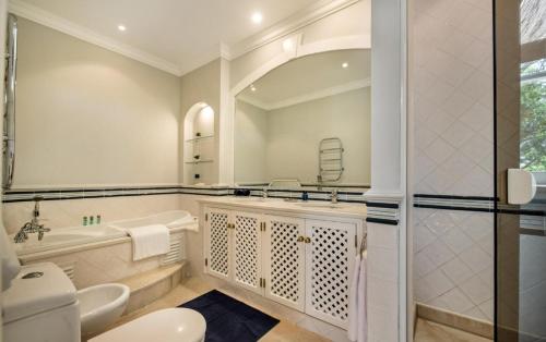 法鲁Beautiful 2-Bed Apartment golf pool beach的带浴缸、卫生间和盥洗盆的浴室