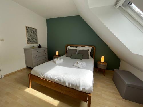 乌伊斯特勒昂Calypso YourHostHelper的一间卧室设有一张床和绿色的墙壁