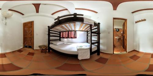 帕洛米诺Donama River的一间卧室,卧室内配有一张大床