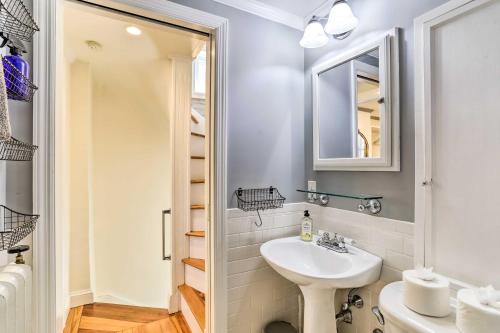 费城Historic Home with Garden Walk to Center City!的白色的浴室设有水槽和镜子