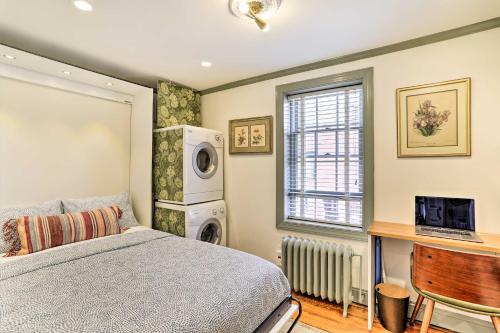 费城Historic Home with Garden Walk to Center City!的一间卧室配有一张床、一张书桌和一个窗户。