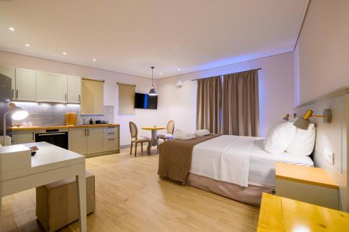 斯陶帕Kannas Luxury Suites Mani的酒店客房带一张床和一个厨房