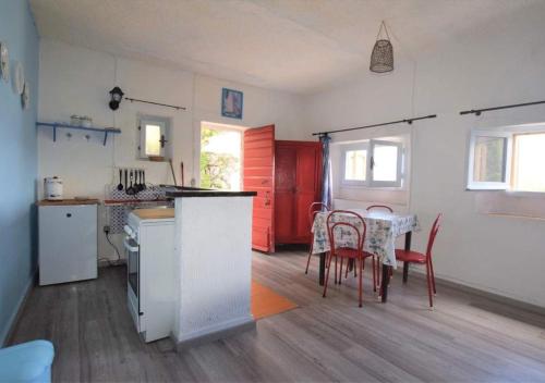 马西亚娜马里纳Cotetonda - Appartamento Ilvia的厨房以及带桌椅的用餐室。