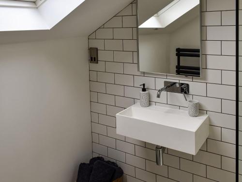 纳尔斯伯勒Dove Cottage的浴室设有白色水槽和镜子