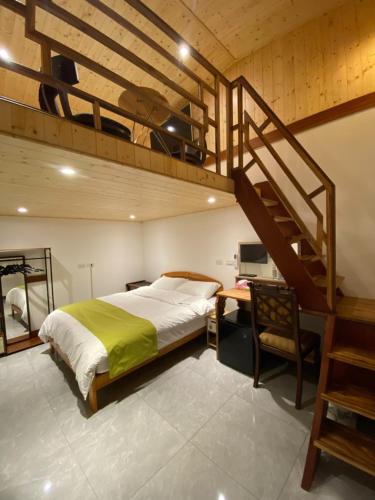 大溪Lemuju樂木居河岸行館的一间带大床和楼梯的卧室