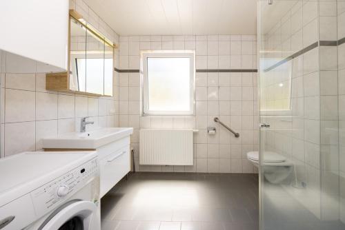 克夫拉赫克夫拉赫公寓的白色的浴室设有水槽和卫生间。