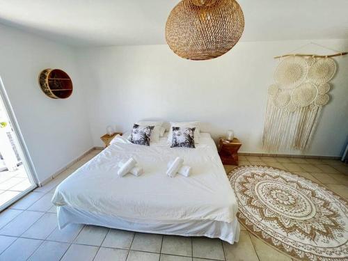 圣马丁岛Villa Zami的卧室配有白色的床单和枕头