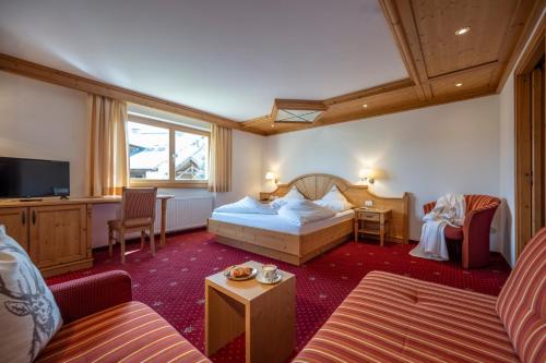 阿尔卑斯休斯山贝拉维斯塔酒店的酒店客房设有床和客厅。