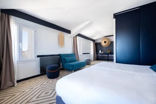 拉弗洛特乐法兰开斯酒店的卧室配有白色的床和蓝色的椅子