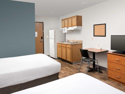 卡拉马祖Extended Stay America Select Suites - Kalamazoo - West的酒店客房设有两张床和一张带电脑的书桌