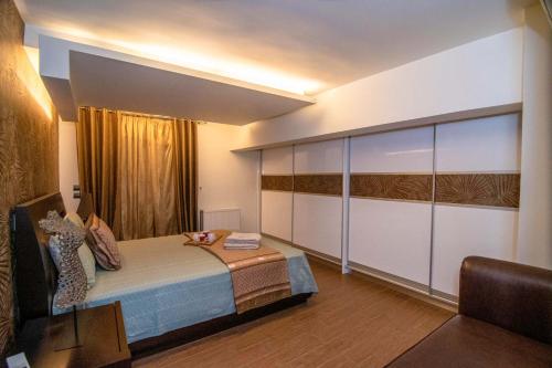 阿尔戈斯Optasia Luxury House的一间卧室设有一张大床和一个窗户。