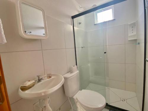 伊列乌斯Ilha Tenerife - Paraíso do Atlântico - Zona Sul的浴室配有卫生间、盥洗盆和淋浴。