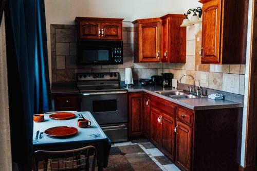 利德市政厅酒店的厨房配有木制橱柜和炉灶烤箱。