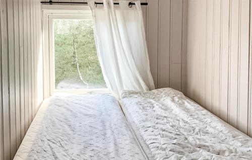 格尔斯维克4 Bedroom Stunning Home In Gressvik的窗户客房内的一张床位