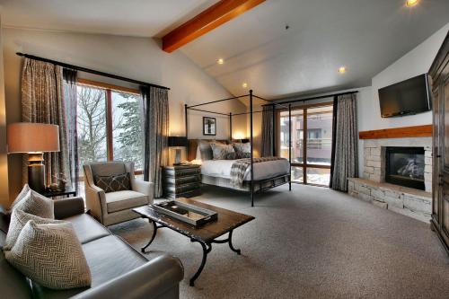 帕克城鹿谷斯坦埃里克森旅舍的带沙发和床的大型客厅