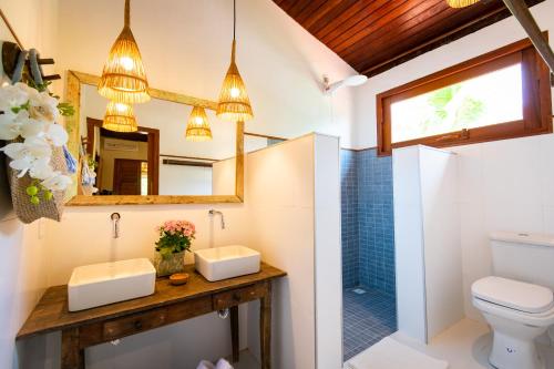 托兰克索Casa João Viera Trancoso的一间带卫生间和镜子的浴室