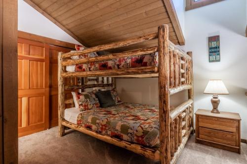 马姆莫斯湖Mountainback 19的小屋内一间卧室配有双层床