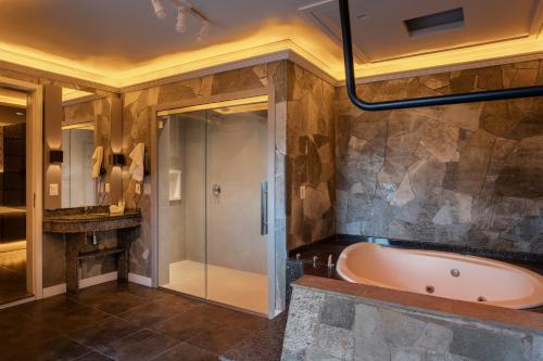 南卡希亚斯Motel Aquarius (Adults Only)的一间带浴缸和淋浴的浴室