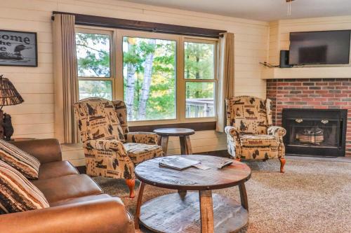 NisswaLost Lake Lodge的客厅配有沙发、椅子和壁炉