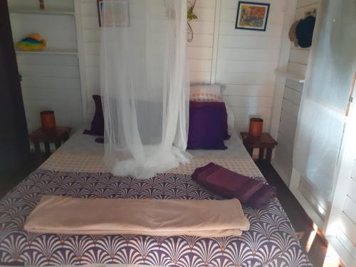 圣罗斯Mariposa的一间小房间,房子里设有两张床